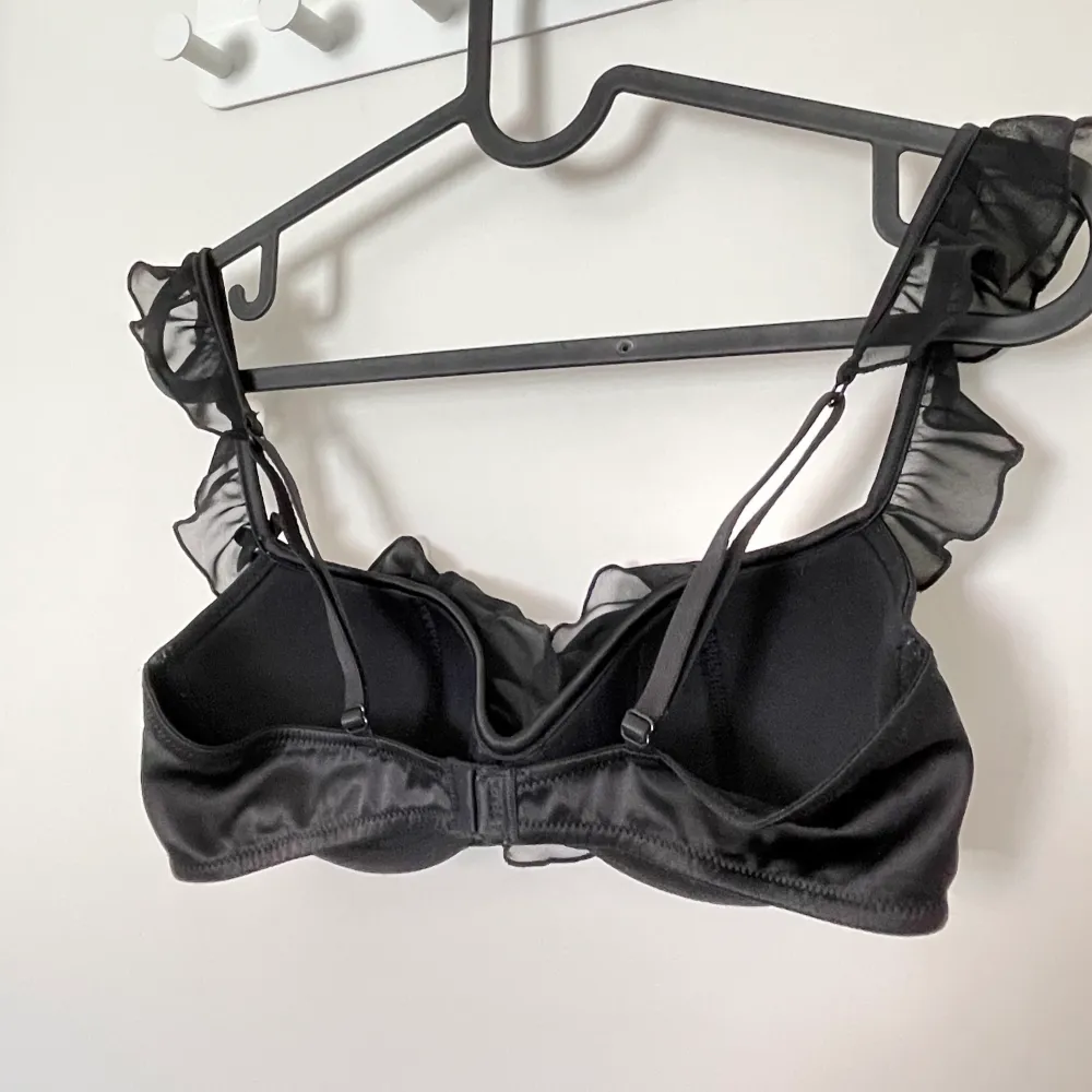 BH with silk fabric, size 34B/ 75B We can arrange pick up in person in Malmö or free shipping within Sweden. International shipping has additional costs. #freeshipping #gratisfrakt. Toppar.