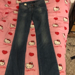 Miss Sixty byxor - Säljer helt nya lågmidjade bootcut Miss Sixty byxor för 500kr styck (har sänkt priset till 399kr). Säljer då jag har tre likadana par. Alla är storlek 28🫶 (finns bara ett par kvar nu)