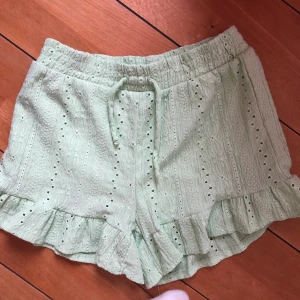 Shorts - Superfina shorts från zara. För korta på mig som är 1,70. Frakt tillkommer på 30kr. De är mer pastell gröna i verkligheten!