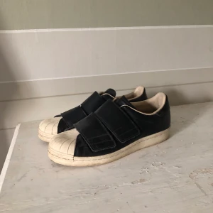 Unika adidas - Superunika adidas med kardborreband. Riktigt snygga. Inte alls mycket använda då de är för små. 