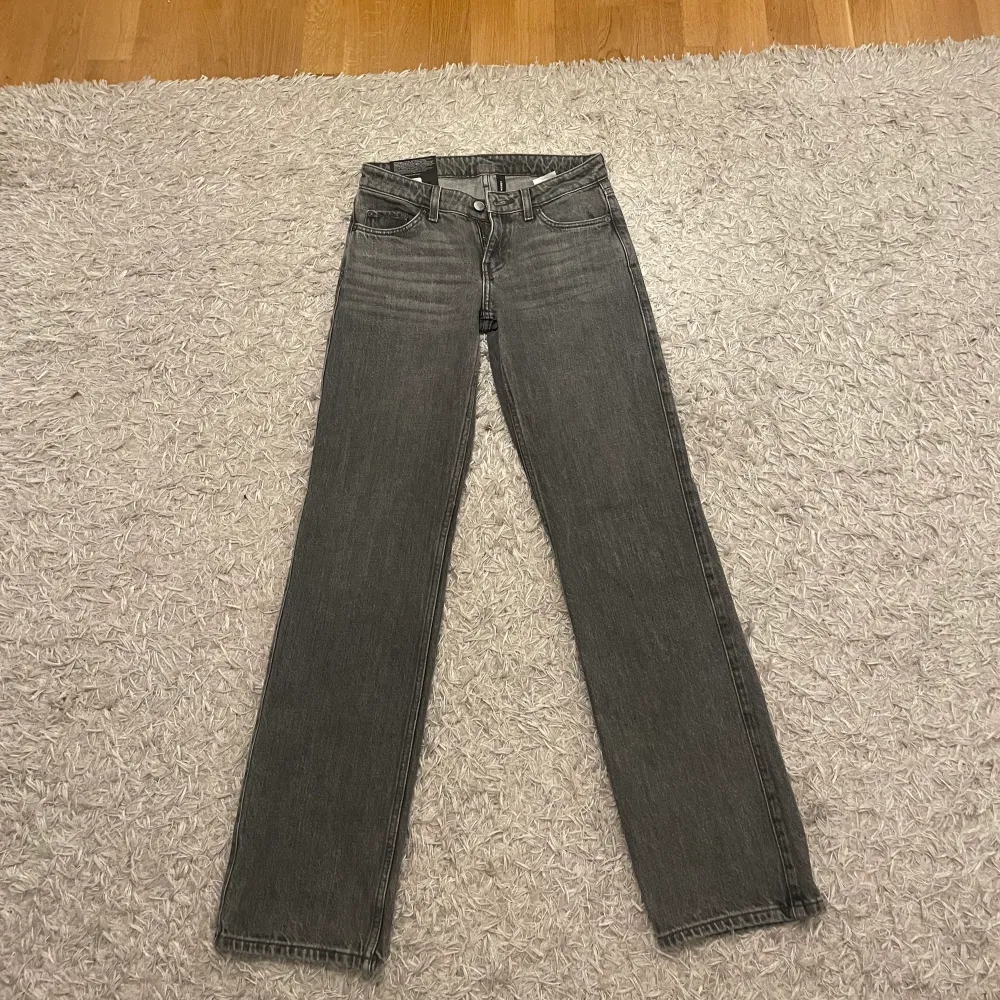 Oanvända lågmidhade jeans från weekday i modell arrow. . Jeans & Byxor.