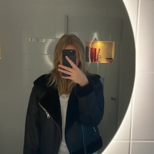 Jacka från stay - Säljer min fina fakepälsjacka från stay! Den är endast använd två gånger, därav nyskick. Storlek S💞 köparen står för frakten! 🥰 nypris 999kr, priset kan diskuteras 