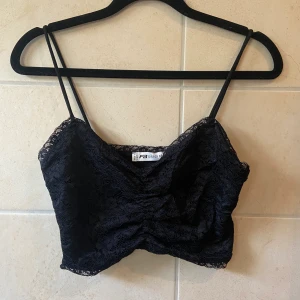 toppar - 1. svart linne i spets, dragkedja på sidan, xs  2. gul kort t-shirt, jättemjuk och skön, xs 3. ljusrosa stickad tröja, s   150kr för alla tre + frakt 