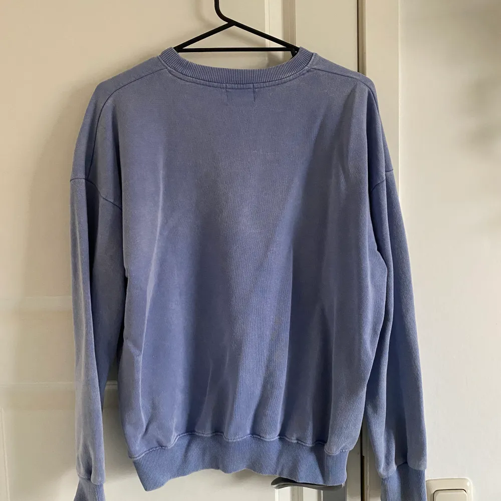Blå ”vintage” sweatshirt från Pull&bear. Större i storleken så den passar mer som en S. . Hoodies.