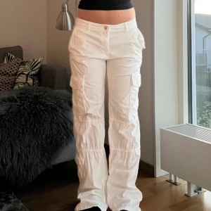 Zara cargo pants - Säljer dessa zara cargo byxor köpta i våras. Byxorna är i storlek 38 så jag ville få en mer baggy-fit ( jag är normalt 36 i jeans). Bara använd 2 gånger och säljer då de ej kommer till användning. Du står för frakt.