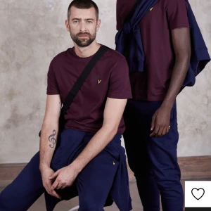 Lyle&Scott t shirt - Oanvänd vinröd Lyle &Scott tisha storlek Small herr. 