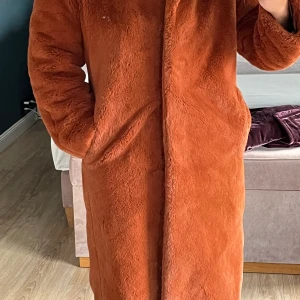 Vinterkappa  - En väldigt fin kappa , mysig och fin färg , i ny skick , använd endast 2 gånger . 