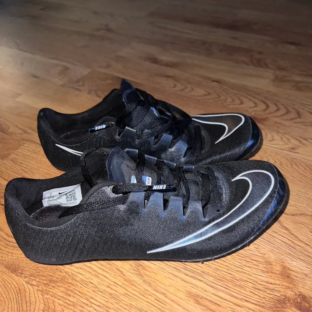 Säljer mina Nike Zoom superfly elite 2020 modell.  Använda ett sprintpass, storlek 38,5. 24 cm. Sitter lätt och bra på foten. Spikarna är nya.  Inköpspris 1700kr Säljer för 700kr . Skor.