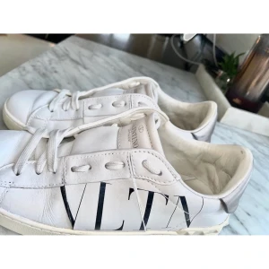 Valentino skor  - Säljer mina jättesnygga valentino skor (VLTN) k storlek 38! Köpta här på Plick men nästan aldirg andvända pga lite för stora, lite andvända framtill så hör av er vid fler bilder !