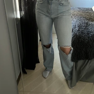 Blåa jeans  - Säljer dessa blåa jeansen från Gina tricot då dom inte kommer till användning längre.