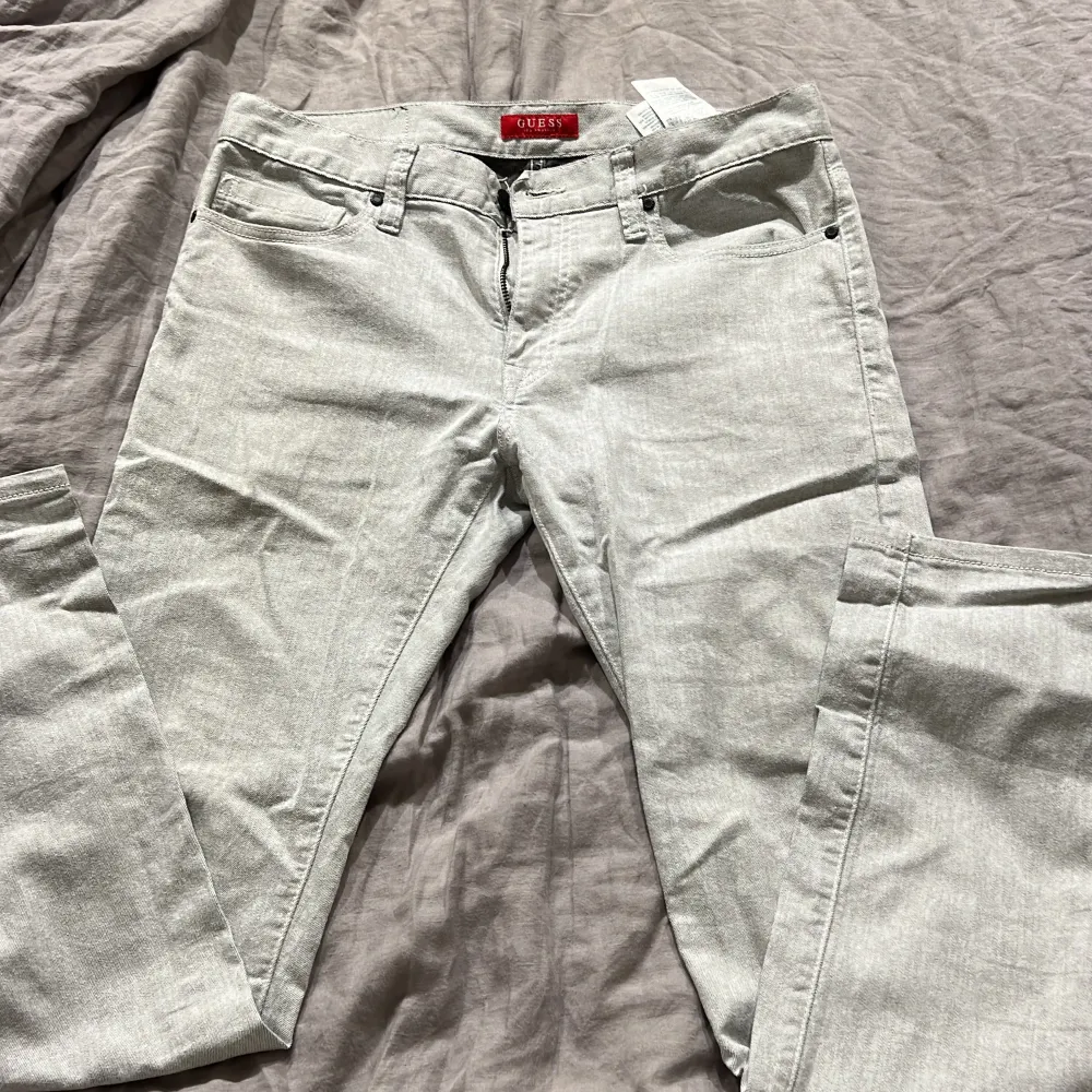 Whitewashed Slimfit Guess jeans i storlek W32 & L32. Jeans & Byxor.