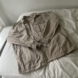 Höst jacka - Den här oversized jackan är nästan aldrig använd och är jättesnygg till hösten! Den är köpt ett år sen💗💗