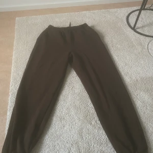 Mjukisbyxor i strl S - Bruna mjukisbyxor i strl S ifrån Nelly, oversized så passar även som M