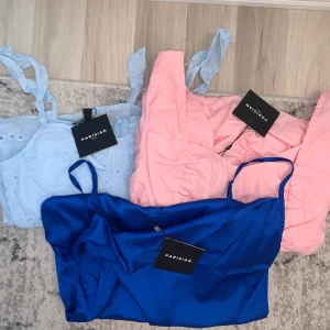 Ett kit med färgglada sommarklänningar/festklänningar  - Säljs endast som kit, ej separat. Har fler bilder på klänningarna i min profil. 