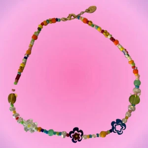 Halsband Zara - Halsband från Zara. Använt 1 gång så som nytt🙌🏼 Väldigt sött med fina pärlor 🌼🌼🌺🌸🌻