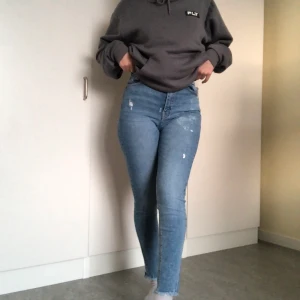 Skinny jeans  - Skinny jeans med slitningar från pull&bear. Har slitningar vid fotleden också. Använd men mycket bra skick. Frakt på 49kr tillkommer men kan även mötas upp. Skriv gärna vid frågor 💙