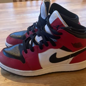 Äkta jordans, Chicago black toe. 38,5 - Äkta! Köptes förra sommaren men har knappt använt dom då dom var för små. Jättebra skick, Inga defekter eller liknande. Köpta på Plick för 1600kr (köptes oanvända) 