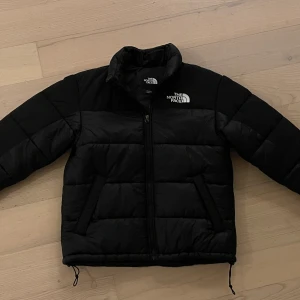 North Face jacka Himalayan - The north face himalayan jacka. Storlek M. Nypris 2500kr. Skick 9.5,10/10. Säljer för 1790 kr
