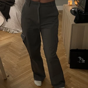 Cargobyxor A-DSGN - Gröna Cargobyxor från a-dsgn i strl S. Använda fåtal gånger så i fint skick!! 450kr. Köpare står för frakt. 