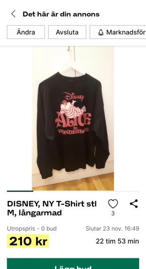 ASOS colab DISNEY - Oanvänd. Etiketten finns kvar   Märke: Disney colab Asos Typ: T-shirt långa ärmar Storlek: M Färg: svart M rosa tryck Passform: unisex overzise style  Övrigt: Alice i underlandet (katt)  ...................................................................