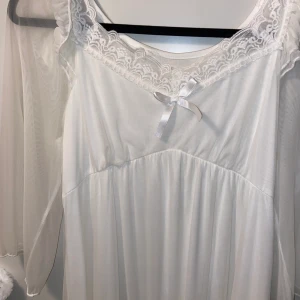 långt nattlinne  - jätte gulligt nattlinne som jag tyvärr aldrig använder <3 endast använd en gång! 🎀