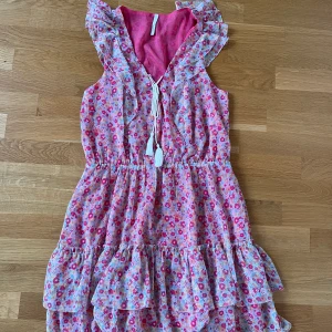 Pepe jeans klänning - Pepe jeans blommig klänning som är super fin. Tyvärr passar den inte mig längre vilket är så synd. Det är storlek L och den är true to size 🙌🏻 Super fint skick! Frakten står köparen för 