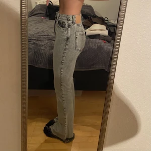 Zara Jeans  - Gråa jeans från zara, använda 1 gång. Lite fransiga + en slit på insidan av benen längst ner. Passformen är lite rakare i benen. Bara att skriva vid frågor. Endast Swish och post. 