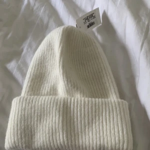 Vit mössa🤍 - Säljer denna superfina stickade mössan från Kappahl. Nypris 249 och nästan aldrig använd så nyskick! Pris går alltid att diskutera🥰