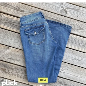 Blåa lågmidjade jeans - Jätte snygga lågmidjade jeans som är slutsålda🫶🏽💕 köpte här på plick för 530kr, två första bilden är från hon jag köpte av💕kan byta mot st 32 också ifall någon har dem🫶🏽direkt köp 500