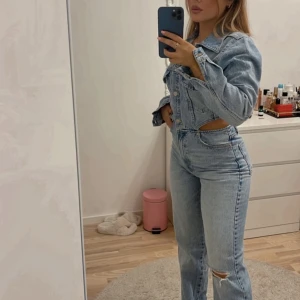 Jeansdress/jumpsuit - från zara använd en gång. Storlek s 