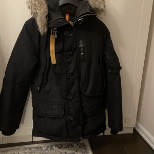Parajumpers vinterjacka - Parajumpers vinterjacka, använd en vinter och är i mycket bra skick och jag har tagit väl hand om den. Storleken är XS men passar perfekt för S. För fler bilder och info så är det bara att skriva till mig.