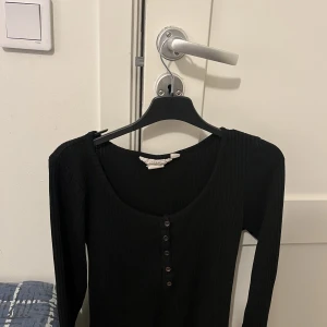 S - Svart tröja i svart och stolek S