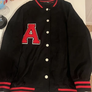 Storlek S - Jag har aldrig använd, super fin och bra material för endast 60kr !!!