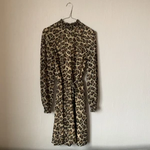 Oasis  - Klänning ifrån märket oasis   Köpt i England  Storlek 10 UK ungefär som en small eller liten medium