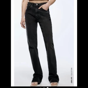 Jeans - Jätte fina zara jeans som tyvärr va lite små på mig men ja glömde skicka tillbaka❤️