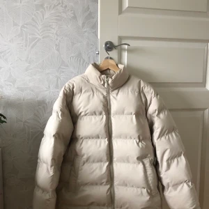Puffer jacka från weekday  - Storlek M 
