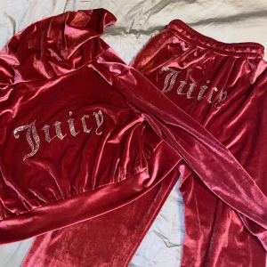Juicy couture  - Köpt för 500kr, men säljer dessa rosa juicy couture då de var för liten storlek. 250kr för både byxa och ziptröja. Vet ej riktigt hur mycket frakten kostar ännu. Du betalar för frakten. !OBS! Inte äkta! 