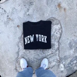 Sweatshirt!! 🌱🌱 - Storlek L. Skickat är bra, dock lite små hål därav det billigare priset. Inget som stör helheten av tröjan. Skickar gärna bild om det önskas. Tveka inte att höra av dig om du undrar något!! 🌱👌🏻