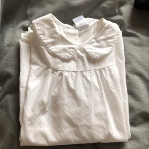 Lucialinne  - Använt en gång. Nytvättat och fläckfritt, men i behov av att styrkas. :) kan även användas tillstjärngosse.