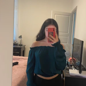 Offshoulder topp - Mörkgrön satin offshoulder topp från bikbok  i xs. Passar perfekt till jul och nyår