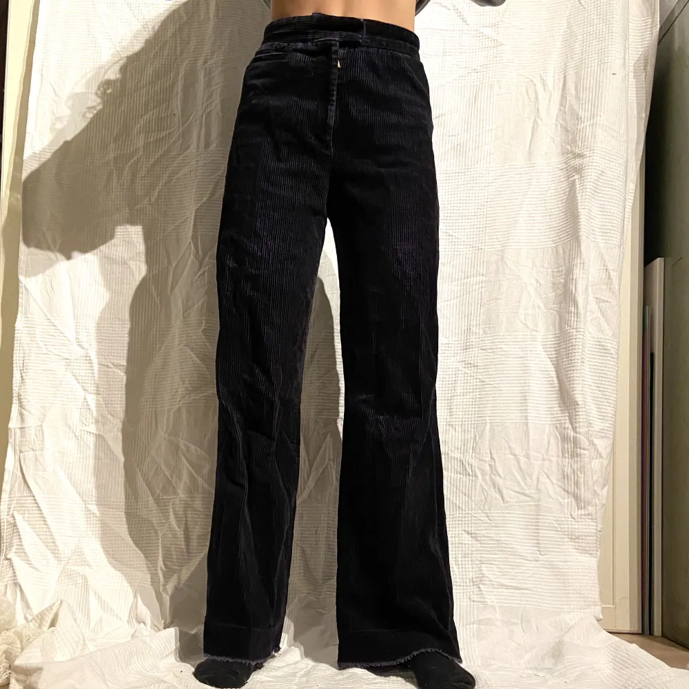 Jättefina mörkblå manchester byxor, midjemått 33cm, innerbenslängd 77cm🤎. Jeans & Byxor.