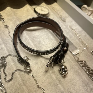 ALEXANDER MCQUEEN ARMBAND - Hej säljer mitt nästintill oanvända Alexander McQueen armband! nypris ca 1500 kr❤️