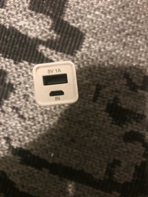 Grå powerbank  - Jag säljer min gråa powerbank från Clas Ohlson pågrund av att jag har en annan och inte behöver 2st, den fungerar som en helt ny powerbank förutom att den har några små repor! Jag tar emot swish och kontanter!!💕💕