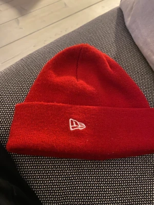 Röd mössa - En fett röd mössa! Fett skön och snygg🙂