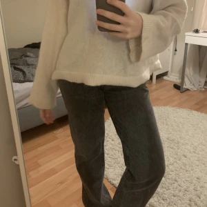 Svarta H&M jeans! - Säljer mina favorit H&M jeans! Säljer pga lite för stora i midjan! Passar till allt, och har perfekt svart wash!❤️Pris på frakten beror på vikten av paketet!❤️❤️