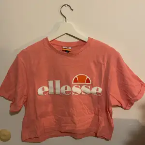 T-shirt/crop top i märket Ellesse. Endast använd 1-2 gånger. Väldigt fint skick. Storlek 36 men passar bra på en 34a.
