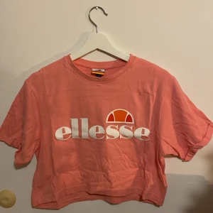 Ellesse t-shirt/crop top - T-shirt/crop top i märket Ellesse. Endast använd 1-2 gånger. Väldigt fint skick. Storlek 36 men passar bra på en 34a.