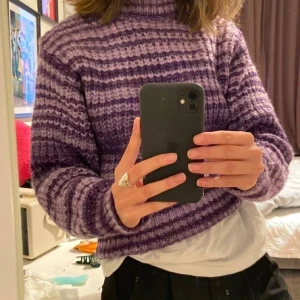 Zara stickad - Fin lila stickat tröja från zara! Köptes på Plick för något år sen men fortfarande i bra skick 💕