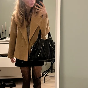 Rebecca minkoff väska - Intressekoll på min Rebecca minkoff väska!! Den är i välldigt bra skick!! Säljer endast vid bra pris!!❤️