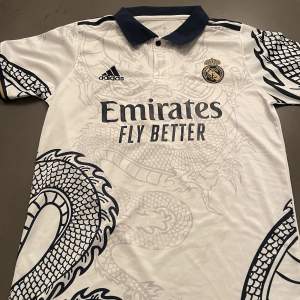  Säljer min nya Real Madrid tröja. Helt oanvänd och i bra skick. Kontakta mig vid intresse:) tryck inte på ”köp nu” kontakta mig istället. 